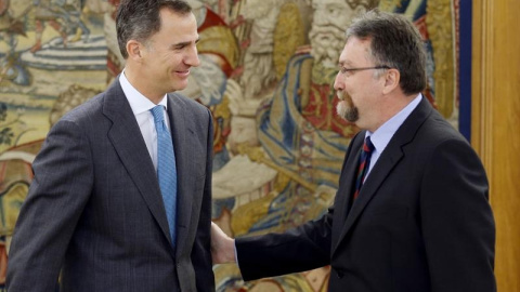 El rey Felipe Vi junto a Isidro Manuel Martínez, representante de Foro de Asturias en el Palacio de la Zarzuela. EFE/Ángel Díaz.