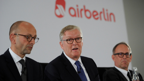 El presidente ejecutivo de Air Berlin, Thomas Winkelmann, flaqueado por otros directivos de la aerolínea, en una rueda de prensa en Berlin. REUTERS/Stefanie Loos