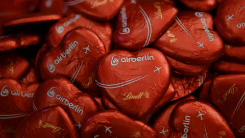 Chocolatinas con forma de corazón y envueltas con los colores de Air Berlin, ofrecidos en una rueda de prensa de los responsables de la aerolínea de bajo coste, en Berlin. REUTERS/Stefanie Loos