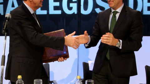 El expresidente de Pescanova, Manuel Fernández de Sousa recibe un premio de manos del presidente de la Xunta de Galicia, Alberto Núñez Feijóo, en una foto de 2010. XUNTA DE GALICIA