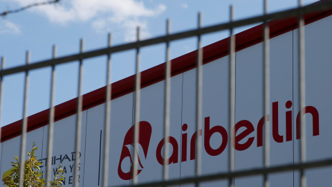 El logo de la aerolínea de bajo coste Air Berlin en un almacés en Berlín. REUTERS/Axel Schmidt