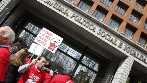 Integrantes de la plataforma de afectados por la Hepatitis C protestan ante el ministerio de Sanidad, donde el ministro Alfonso Alonso, y los consejeros autonómicos del ramo estaban reunidos para dar el visto bueno al Plan Estratégico para 