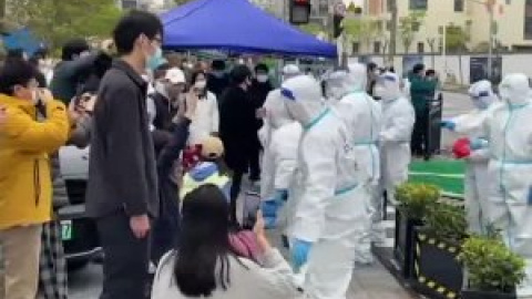 Habitantes de Shanghái confinados se enfrentan a la policía