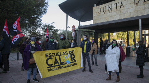 Concentración de la plataforma Escuelas de Calor en Sevilla para protestar por la situación de las aulas ante las bajas temperaturas.