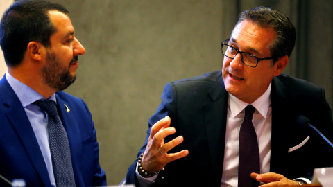 A la derecha, el vicecanciller austriaco Heinz Christian Strache con el ministro del Interior de Italia, Matteo Salvini. / REUTERS