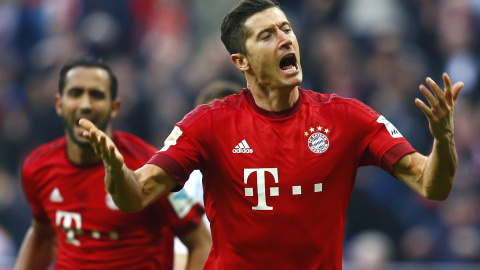 Lewandoski celebra un gol con el Bayern de Múnich contra el Schalke 04 en la Bundesliga. /REUTERS