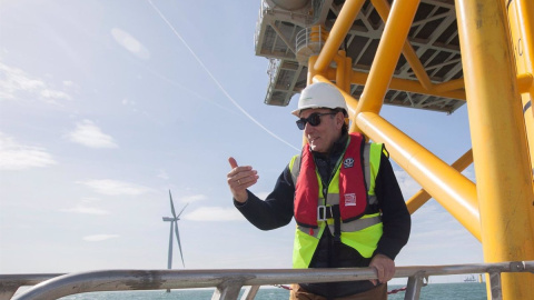 Ignacio Galán, presidente de Iberdrola, durante una visita al parque eólico marino West of Duddon Sands, en aguas del Reino Unido.