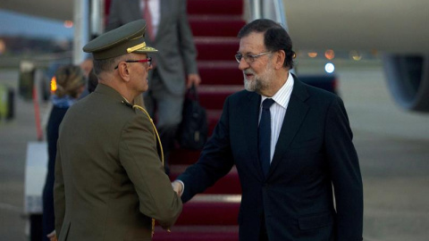 Imagen facilitada por Presidencia del Gobierno, de la llegada del jefe del Gobierno español Mariano Rajoy (d) a Washington, para entrevistarse mañana martes en la Casa Blanca con el presidente de Estados Unidos, Donald Trump. EFE / Diego Cr