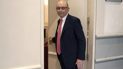 El ministro de Hacienda, Cristóbal Montoro, entra en un despacho del Senado, tras  la sesión de control al Gobierno  en el pleno de la Cámara Alta. EFE/Chema Moya