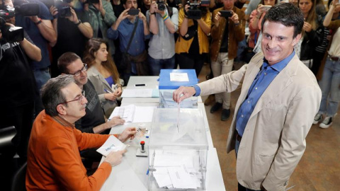 Manuel Valls en el moment de votar. EFE / TONI ALBIR