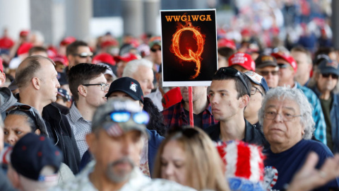 Manifestante con cartel de Qanon