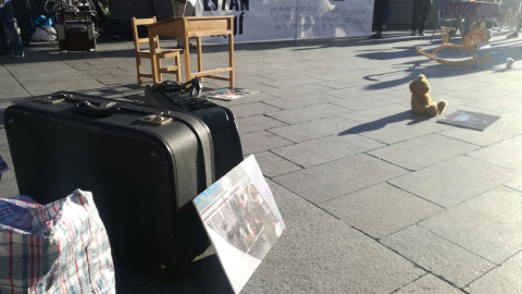 La Red Solidaria de Acogida ha organizado en Sol una jornada en la que utilizan objetos cotidianos para visibilizar a todos los refugiados ausentes, "pero que deberían estar aquí" / PÚBLICO