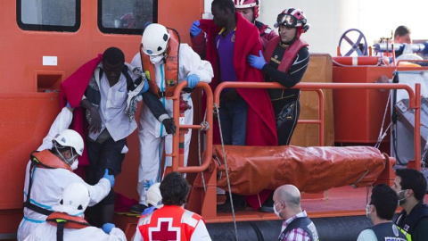 Varios de los 15 inmigrantes rescatados con vida de la patera que naufragó ayer tras zarpar desde una playa de Alhucemas (Marruecos). EFE