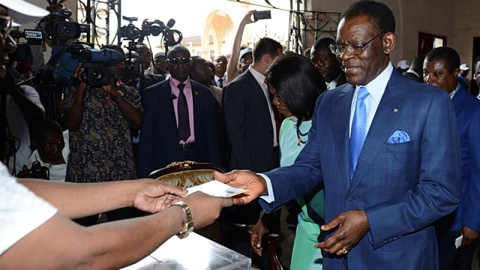 Fotografía facilitada por la Oficina de Información y Prensa de Guinea Ecuatoria de su presidente, Teodoro Obiang Nguema, junto a su esposa ejerciendo su derecho al voto para los comicios que se celebran en el país. EFE