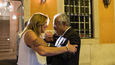 La presidenta de Andalucía, Susana Díaz, saluda al primer ministro de Portugal, Antonio Costa.