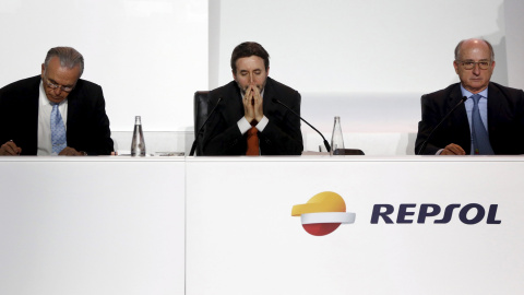 El vicepresidente de Repsol, Isidre Faine, el consejero delegado, Josu Jon Imaz, y el presidente, Antoni Brufau, en la última junta de accionistas de la petrolera. REUTERS