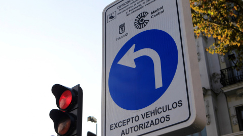 Un cartel indicador de la zona de restrucción al tráfico de Madrid Central. EFE