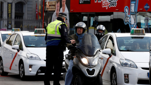 Un policía municipal habla con un motorista en el centro de Madrid el primer día de la puesta en funcionamiento de las restricciones al tráfico en el centro de la capital (Madrid Central), en noviembre de 2018.  REUTERS/Paul Hanna