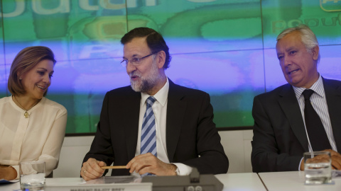 El presidente del Gobierno, Mariano Rajoy entre la secretaria general del PP, Maria Dolores de Cospedal, y el vicesecretario nacional del PP , Javier Arenas. REUTERS/Juan Medina