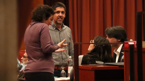 La portaveu del PSC, Alícia Romero, parlant amb el portaveu d'ECP, David Cid, i la portaveu de Junts, Mònica Sales, just abans de la reunió de la Junta de Portaveus