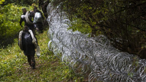 Soldados continúan levantando la alambrada en la frontera con Croacia en Zakany (Hungría). EFE/Gyorgy Varga