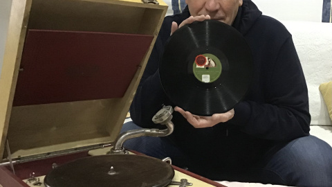 El periodista Jesús Hurtado, con el disco de 'Los leones rojos', himno dedicado a la selección española durante la Segunda República.