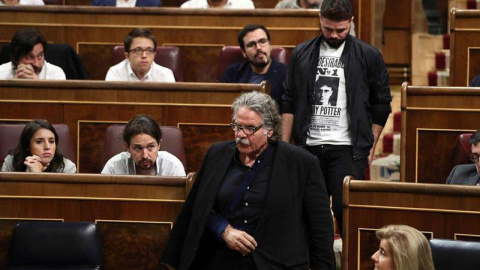 Los diputados de ERC, Joan Tardá y Gabriel Rufián, al inicio de la sesión de control al Gobierno en el Congreso de los Diputados, la última antes de la convocatoria del referéndum de este próximo domingo, 1 de octubre. | MARISCAL (EFE)