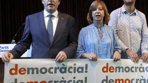 El presidente de la Generalitat, Carles Puigdemont, junto a la consellera de Gobernación, Meritxell Borràs y Eliseo Esterli (d), durante un acto del PDeCAT en el Casino del Centre de L'Hospitalet.| ANDREU DALMAU (EFE)