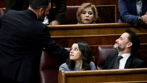 El portavoz adjunto de Ciudadanos en el Congreso, Edmundo Bal (d), la líder de Ciudadanos Inés Arrimadas (c), y el líder de Vox Santiago Abascal (i), durante la segunda jornada del debate de su investidura como presidente del Gobierno este 