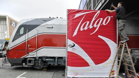 Un trabajador coloca un cartel de Talgo, en los preparativos de la Feria de Innotrans, en Berlín. AFP