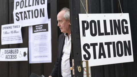 Un hombre abandona un colegio electoral en Oxford. - EFE