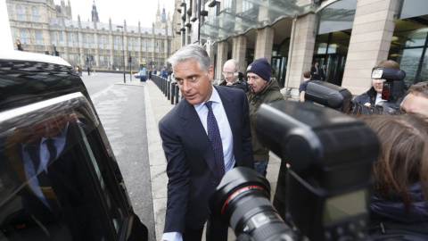 El banquero Andrea Orcel, en una foto de noviembre de 2012, cuando era directivo de UBS, tas declarar en el Parlamento británico por la manipulación del líbor y el euríbor. AFP/Justin Tallis