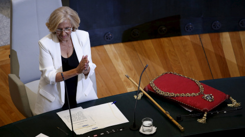 Manuela Carmena, cabeza de lista de Ahora Madrid al Ayuntamiento de la capital de España, aplaude tras haber sido proclamada nueva alcaldesa de la ciudad. REUTERS/Andrea Comas