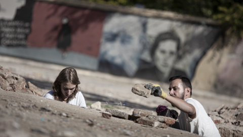 Un par de personas trabajan en las excavaciones de Vallecas, en Madrid