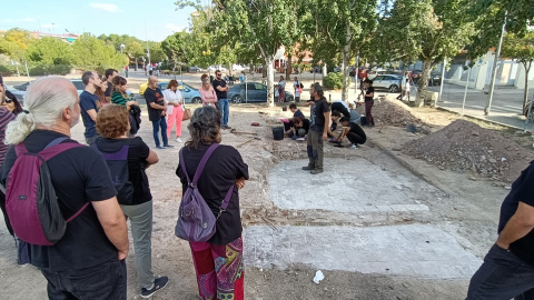 Una de las visitas de asociaciones vecinales a las excavaciones de Vallecas, en Madrid