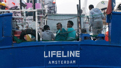 Migrantes en el barco de la ONG Lifeline. FACEBOOK/Lifeline