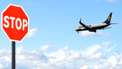 Un avión de Ryanair se aproxima al aeropuerto de Dublin. REUTERS/Clodagh Kilcoyne