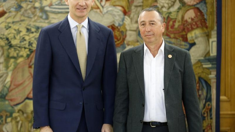 El representante de Compromís, Joan Baloví, junto al rey Felipe VI en el palacio de la Zarzuela. EFE/Ángel Díaz.