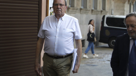 El expresidente del PP de Palma y ex conseller de Interior del Govern José María Rodríguez a su llegada a la Audiencia Provincial de Palma tras su condena en el Caso Over, a 10 de octubre de 2022, en Palma de Mallorca