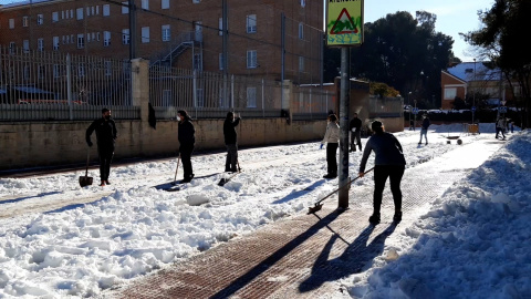 Padres limpian los accesos al colegio San Ignacio de Loyola en Alcalá de Henares