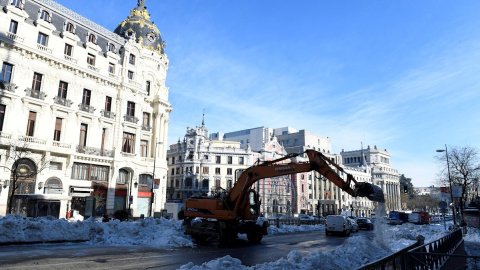 Vista de una grúa en los trabajos de limpieza de la nieve acumulada por la borrasca Filomena en la calle Alcalá en Madrid, este viernes.