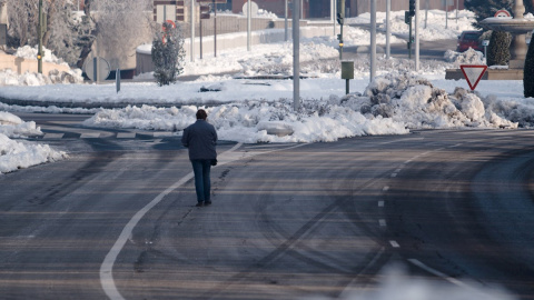 Un hombre camina entre la nieve este jueves por la ciudad de Toledo.