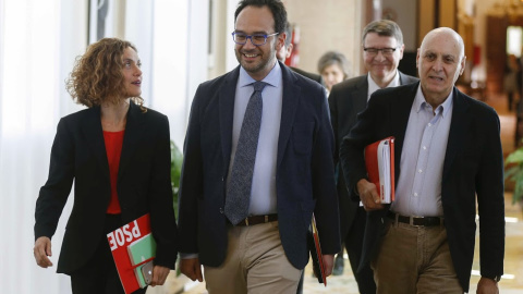 El equipo negociador del PSOE; Meritxel Batet, el portavoz parlamentario, Antonio Hernando, Jordi Sevilla (detrás) y Rodolfo Ares. EFE/Paco Campos.