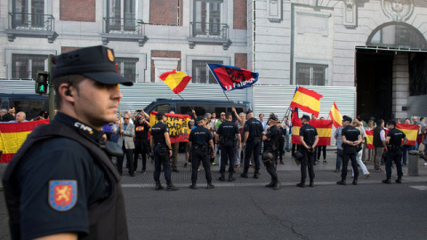 En la Puerta del Sol de Madrid, el pasado 20 de septiembre de 2017 manifestantes de extrema derecha gritando consignas a favor de la unidad de España a la manifestación en favor del referéndum de la independencia catalana / REUTERS