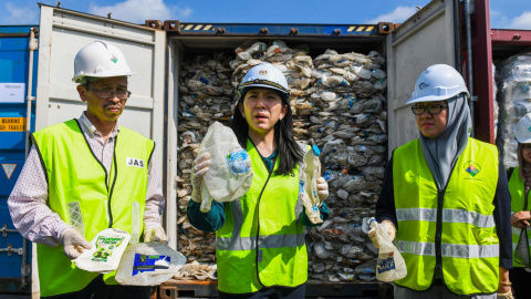 Malasia devuelve 3.000 toneladas de plástico no reciclable a sus países de origen. Mohd RASFAN / AFP