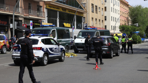 27/04/2023 - Agentes de la Policía Nacional y de la Guardia Civil, en el paseo de la Extremadura en Madrid, donde este jueves han muerto dos personas atropelladas.