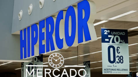 Entrada a una de las tiendas Hipercor.