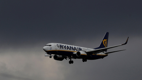 Un avión de Ryanair, aterrizando en el aeropuerto de Manchester. REUTERS/Phil Noble