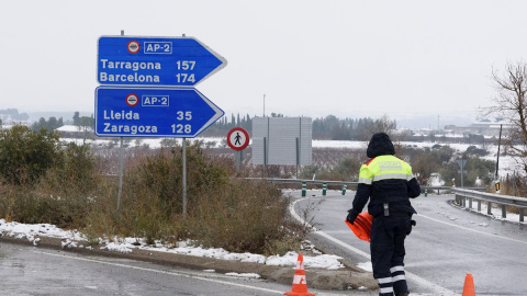 Controles de carretera por las nevadas en la localidad de Alfes, Lleida