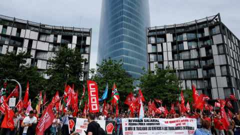 Trabajadores de Iberdrola, concentrados ante la sede de la eléctrica en Bilbao, durante la celebración de la junta de accionistas. REUTERS/Vincent West